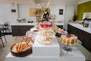 乌贝拉巴哈瓦那皇宫酒店 的一张桌子,上面放着蛋糕和其他糕点