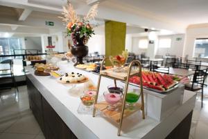 乌贝拉巴哈瓦那皇宫酒店 的餐桌上的自助食物