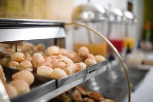 乌贝拉巴哈瓦那皇宫酒店 的面包店托盘上的一堆甜甜圈