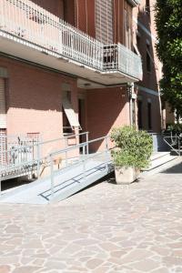 um edifício com escadas e uma varanda e uma planta em Guest House Gobetti em Reggio Emilia