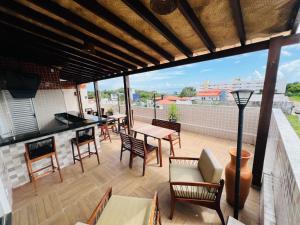 d'une terrasse avec une table et des chaises et une vue. dans l'établissement Belaris Hotel antes Hotel Costa do Calhau, à São Luís