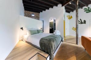 布鲁塞尔Atelier K - Art Guesthouse in Brussels的房间里有一张大床的卧室