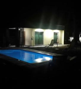 uma piscina no escuro à noite em Parcela 7 em Quillón