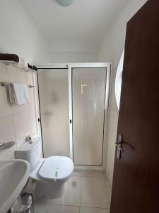 La salle de bains est pourvue d'une douche, de toilettes et d'un lavabo. dans l'établissement Palmar Rooms, à Funchal