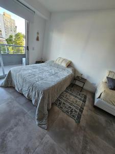 1 dormitorio con cama, ventana y alfombra en PARANA SHOPPING Y CPC, en Paraná