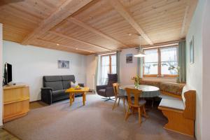 ein Wohnzimmer mit einem Tisch und einem Esszimmer in der Unterkunft Ferienhof 'beim Wendlar' in Bad Hindelang
