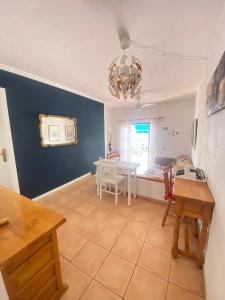 The Best House Tenerife Habitaciones Compartidas的电视和/或娱乐中心