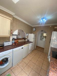 The Best House Tenerife Habitaciones Compartidas的厨房或小厨房