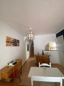 una sala da pranzo con tavolo e lampadario pendente di The Best House Tenerife Habitaciones Compartidas ad Adeje