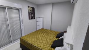 ein Schlafzimmer mit zwei Betten und einem Fenster in der Unterkunft Panoramique 180 - Vista Praia in Guarujá + 32 Fotos