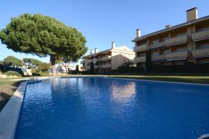 a large blue swimming pool next to a building at Riells Blau C302 in L'Escala