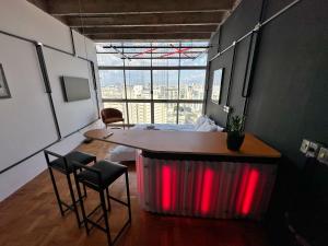 une pièce avec une table avec des lumières rouges dedans dans l'établissement Vem pro Copan - No precinho, à São Paulo
