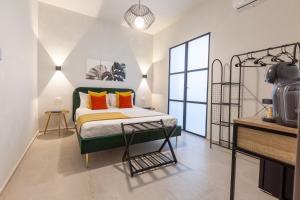 阿格里真托Malva Rooms的一间卧室配有带橙色和黄色枕头的床