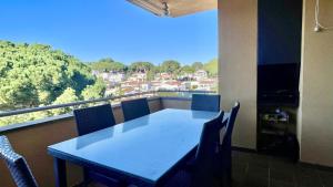 a table and chairs on a balcony with a view at Riells Blau C302 in L'Escala