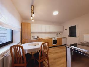 eine Küche mit einem Tisch und Stühlen im Zimmer in der Unterkunft Apartment Break in Rob