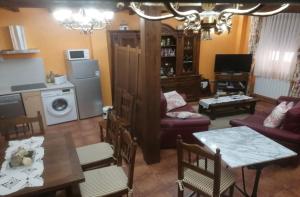 - un salon avec une table et une salle à manger dans l'établissement Villa y Corte - Colegiata, à Ampudia