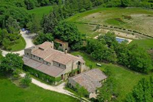 una vista aérea de una casa grande en un campo en Agriturismo Selvoli - Il Bruco, en Pienza