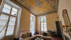 uma sala de estar com um quadro no tecto em Eleven Luxury Suite em Gênova