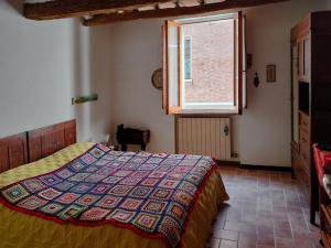 a bedroom with a bed and a window at Ai 4 gatti in Asciano