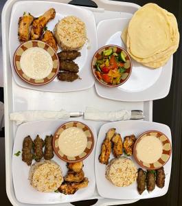 uma bandeja de alimentos com diferentes tipos de alimentos em fantazia pyramids inn no Cairo