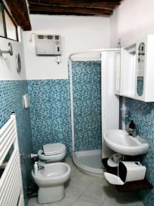 a bathroom with a toilet and a sink and a tub at Ai 4 gatti in Asciano