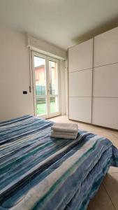 a bedroom with a bed with two towels on it at Aeroporto e Fiera 30 in Seriate