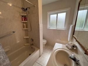 uma casa de banho com uma banheira, um WC e um lavatório. em ViHome-Quite House Shared Room near Don Mills Dvp & 401 em Toronto