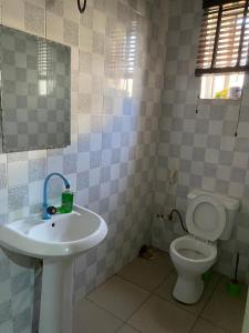 y baño con lavabo y aseo. en Light house en Lagos