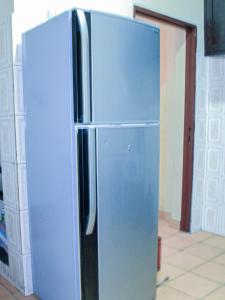 um frigorífico azul está sentado numa cozinha em Kiriri SYMPA Home em Bujumbura