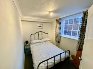 Rúm í herbergi á Characterful 3 Bed cottage in Barrow upon Humber