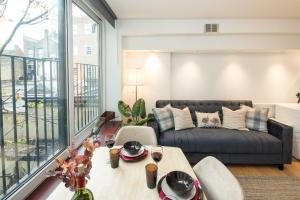 uma sala de estar com um sofá e uma mesa em Elephant&Castle Apartments By Sleepy em Londres