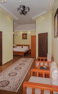 uma sala de estar com duas camas e um tapete em HOTEL DIOR em Dushanbe