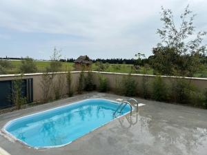una piscina in mezzo a un cortile di Gîte à la ferme avec Piscine & Spa a Arles