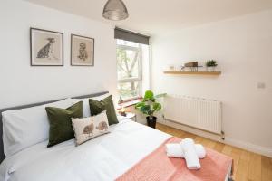 a bedroom with a white bed and a window at Elephant&Castle Apartments By Sleepy in London