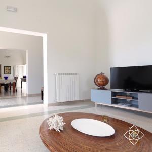 Telewizja i/lub zestaw kina domowego w obiekcie Villa Aurelia - guesthouse Le Case di Aurelia