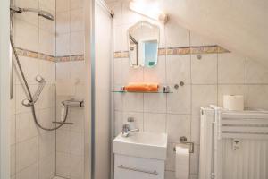 ein Bad mit einem Waschbecken und einer Dusche in der Unterkunft Ferienwohnung Odenwald in Wald-Michelbach