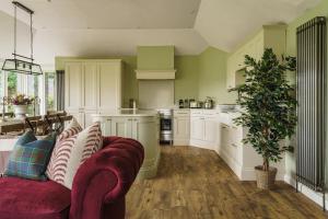 Кухня или мини-кухня в Mellguards, 4-Bed Country Cottage, in Howtown
 +42 фотографии