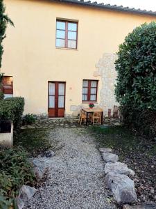 uma casa com uma mesa em frente em Casa vacanze La Cerrina em Gambassi Terme