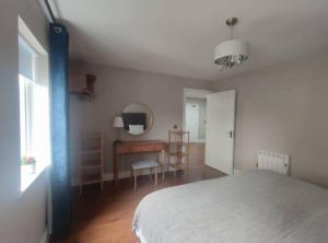 Postel nebo postele na pokoji v ubytování Blacklion prime location apartment