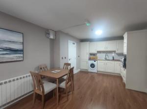 Kuchyň nebo kuchyňský kout v ubytování Blacklion prime location apartment