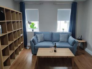Posezení v ubytování Blacklion prime location apartment