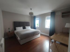 Postel nebo postele na pokoji v ubytování Blacklion prime location apartment