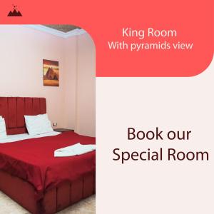 um quarto com uma cama com uma estrutura de cama vermelha em Explore Stars Pyramids View no Cairo