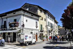 a white truck parked in front of a building at Casa Micisca - Pescasseroli Centro in Pescasseroli