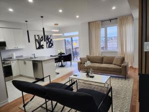 een woonkamer met een bank en een tafel bij Exclusive Home in Niagara Falls in Thorold