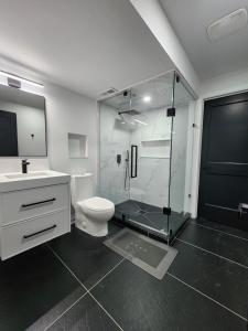 een badkamer met een glazen douche en een toilet bij Exclusive Home in Niagara Falls in Thorold +41 foto's