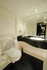 een badkamer met een wit toilet en een wastafel bij Five Star Nile Cruise from Aswan to Luxor in Aswan