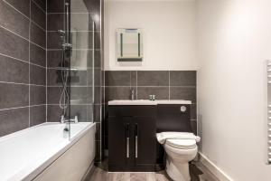 uma casa de banho com um WC, um lavatório e uma banheira em Contemporary Studio Apartment in Central Rotherham em Rotherham