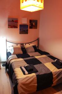 een slaapkamer met een groot bed met kussens erop bij Amazing Studio Next To Center 10 minutes walk no1 in Thessaloniki
