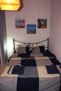 um quarto com uma cama com duas almofadas em Amazing Studio Next To Center 10 minutes walk no1 em Tessalônica